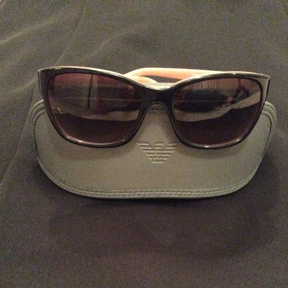 New  Armani women’s sunglasses 😎 - Picture 4 of 6